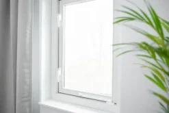 Raambeslag|Raamsluiting > AXA Raamsluiting design met nok rechts wit