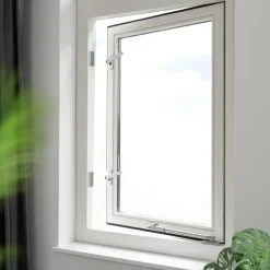 Raambeslag|Raamsluiting > AXA raamsluiting met drukknop rechts aluminium buitendraaiend