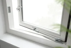 Raambeslag|Raamsluiting > AXA raamsluiting met drukknop rechts aluminium buitendraaiend
