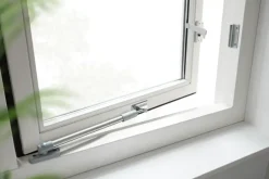 Raambeslag|Raamsluiting > AXA Raamsluiting met drukknop links aluminium