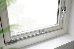 Raambeslag|Raamsluiting > AXA Raamsluiting met drukknop links aluminium