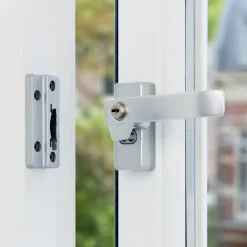 Raambeslag|Raamsluiting > AXA raamsluiting rechts aluminium SKG 1-ster
