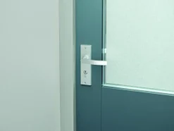 Deurbeslag Buitendeur|Deurklinken > AXA veiligheidsbeslag Edge achterdeur aluminium kortschild met SKG 3-sterren 72 mm