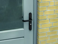 Deurbeslag Buitendeur|Deurklinken > AXA veiligheidsbeslag Oval achterdeur zwart smal schild met SKG 3-sterren 72 mm