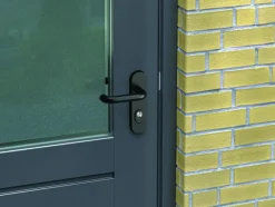 Deurbeslag Buitendeur|Deurklinken > AXA veiligheidsbeslag Oval achterdeur zwart kortschild met SKG 3-sterren 52 mm