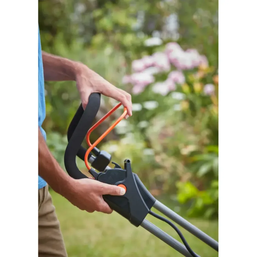 Grasmaaiers > BLACK+DECKER 2x18V grasmaaier BCMW33184L2-QW 33 cm incl. twee 4,0 Ah accu's