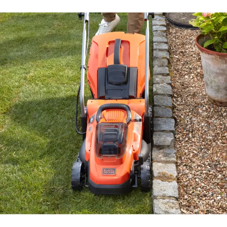 Grasmaaiers > BLACK+DECKER 2x18V grasmaaier BCMW33184L2-QW 33 cm incl. twee 4,0 Ah accu's