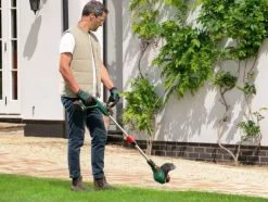 Grastrimmers > Bosch 18V trimmer Universal (Incl. 2Ah accu + oplader)