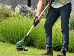 Grastrimmers > Bosch 18V trimmer Universal (Incl. 2Ah accu + oplader)