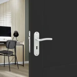 Deurbeslag Binnendeur|Deurbeslag Binnen > KARWEI deurkruk set L-vorm ovaal schild sleutelgat 56 mm aluminium