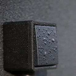 Buiten Schakelmateriaal|Opbouw Schakelmateriaal > Niko Hydro Spatwaterdicht Combinatie Wisselschakelaar/Stopcontact Zwart
