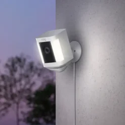 Elektronische Beveiliging > Ring Spotlight Camera Plus Plug-in Wit