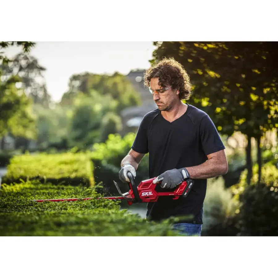 Heggenscharen > SKIL 20V heggenschaar 0438AA 45cm brushless incl. 2,0Ah accu + snellader